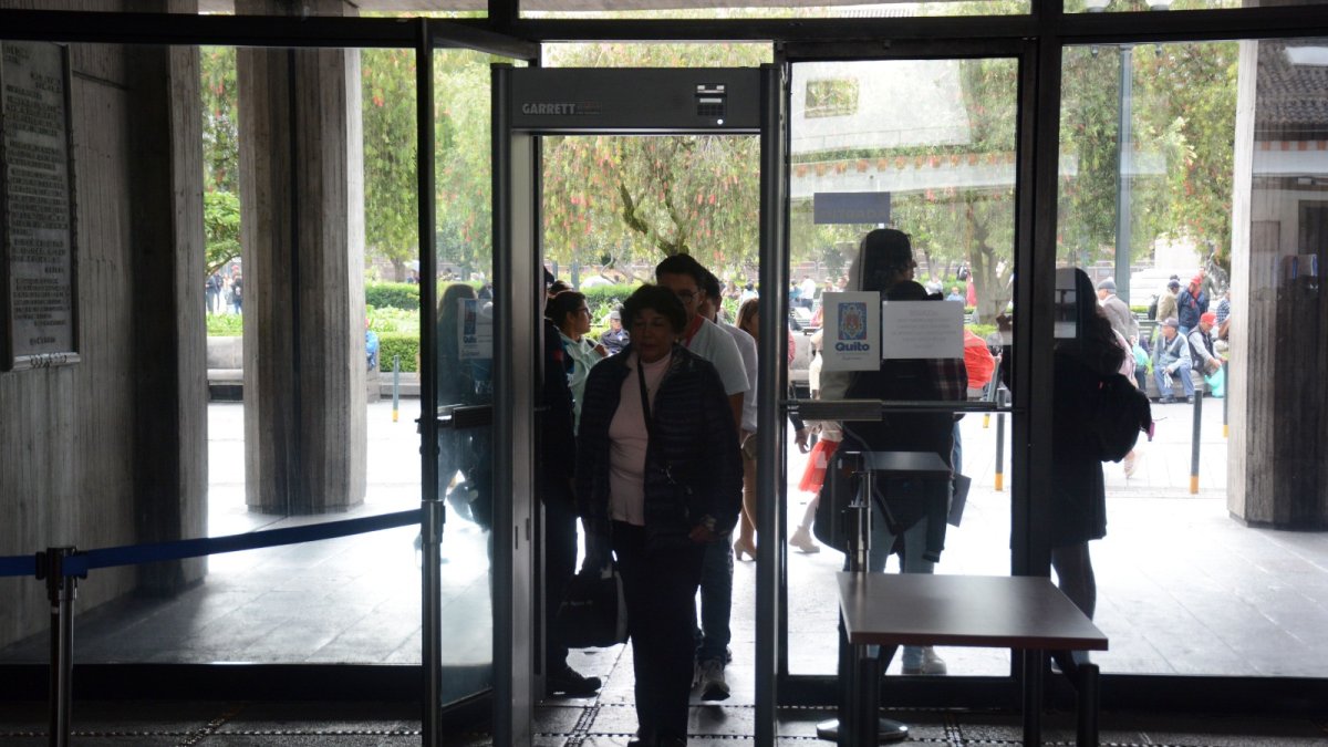 Al ingreso del palacio municipal hay un arco de seguridad. Los visitantes deben identificarse para acceder a la entidad.