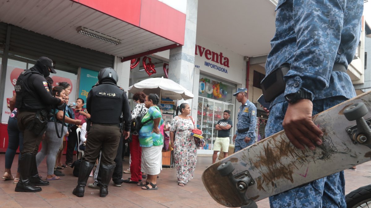 Actuación de policías y metropolitanos tras un suceso en la Bahía.