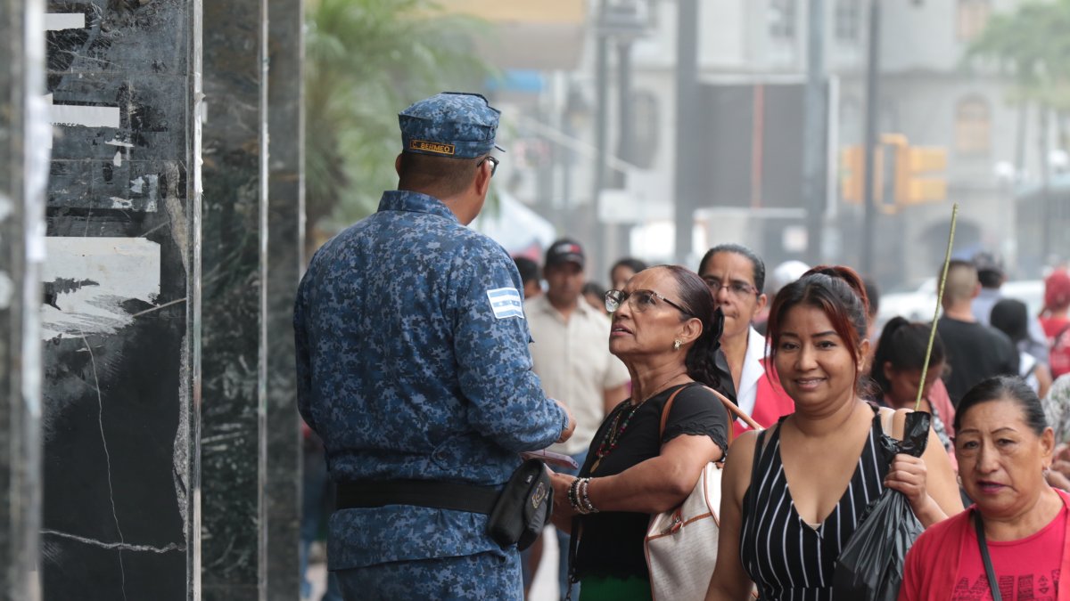 En los módulos comerciales, sitios turísticos, entre otros, están los uniformados.