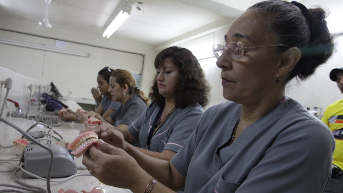 Emprender.- Adultos mayores aprenden a elabora prótesis dentales.