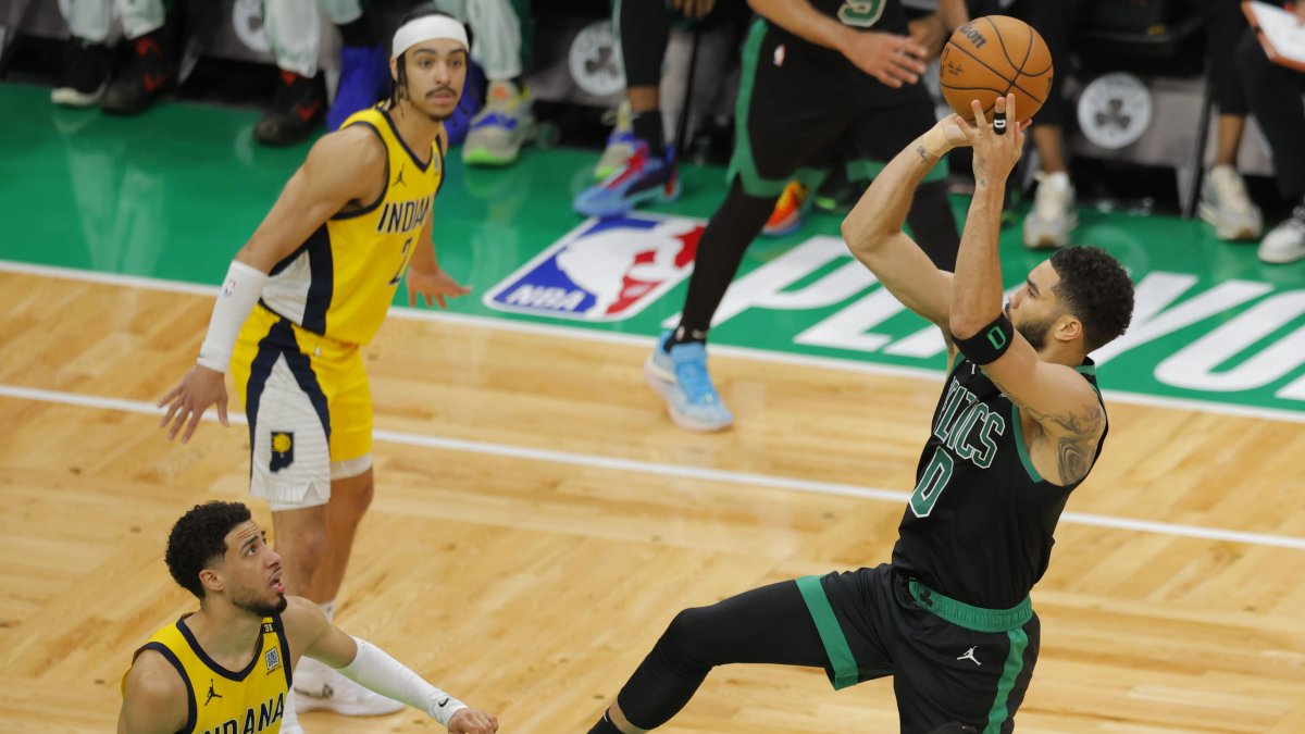 Jayson Tatum (d) fue el jugador del partido por los 36 puntos que uparon la victoria.