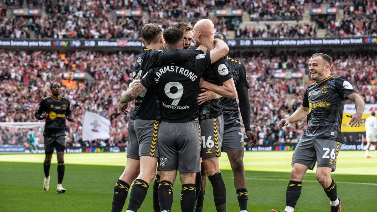 Southampton festeja el gol que los llevó al retorno de la Premier League