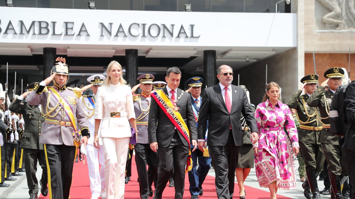 El presidente Daniel Noboa (c), acompañado de su esposa, Lavinia Valbonesi (i), y el presidente de la Asamblea Nacional, Henry Kronfle (d), sale tras presentar su primer informe a la nación.