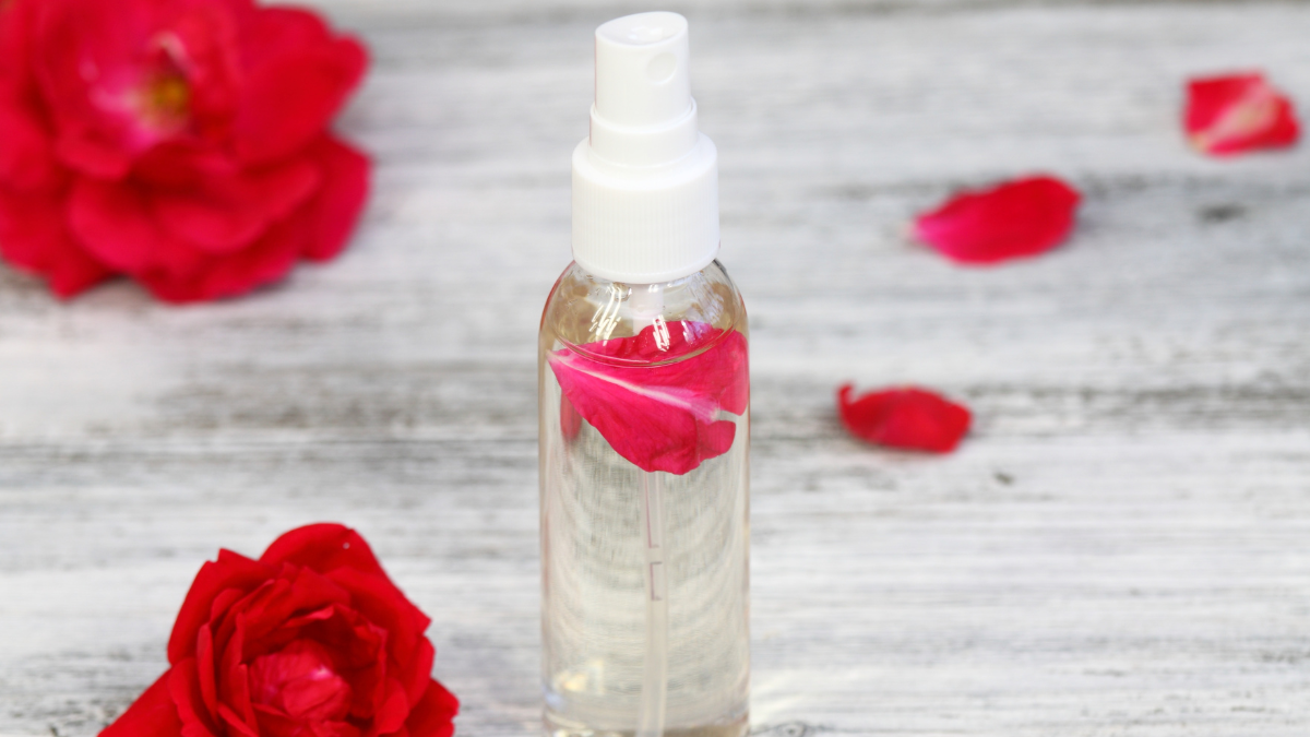 Referencial. El agua de rosas es un líquido empleado para limpiar la grasa facial.