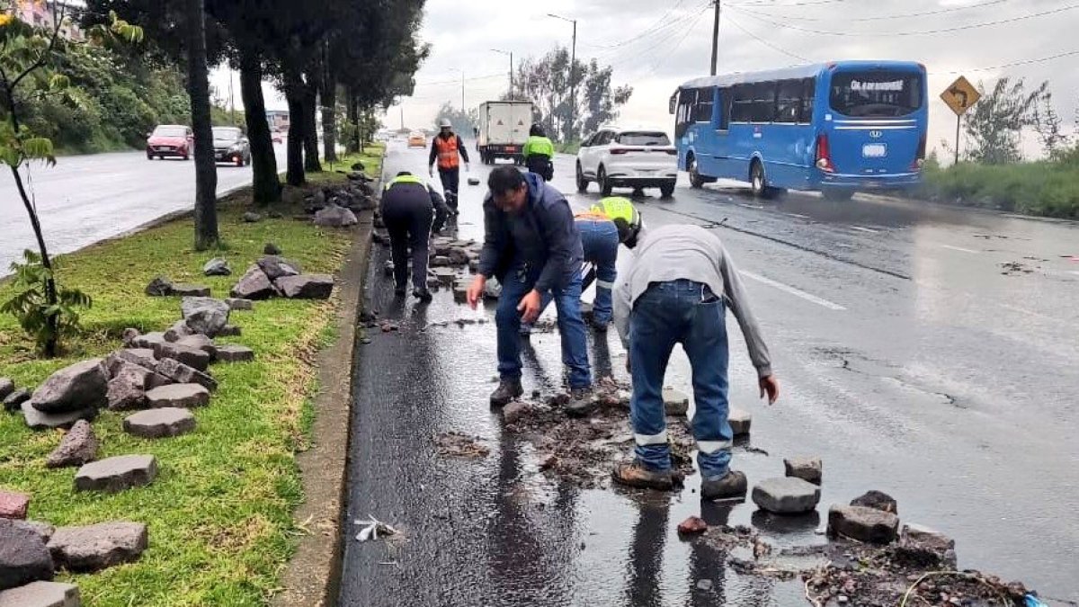El desprendimiento de adoquines de la calle Aurelio Guerrero llegó hasta la Av. Simón Bolívar