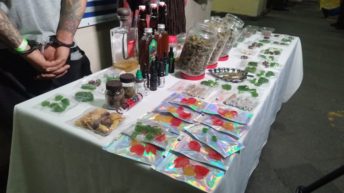 Sobre una mesa había tres reposteros de plásticos trasparentes con tapa roja y su interior contenía una sustancia color verdosa.