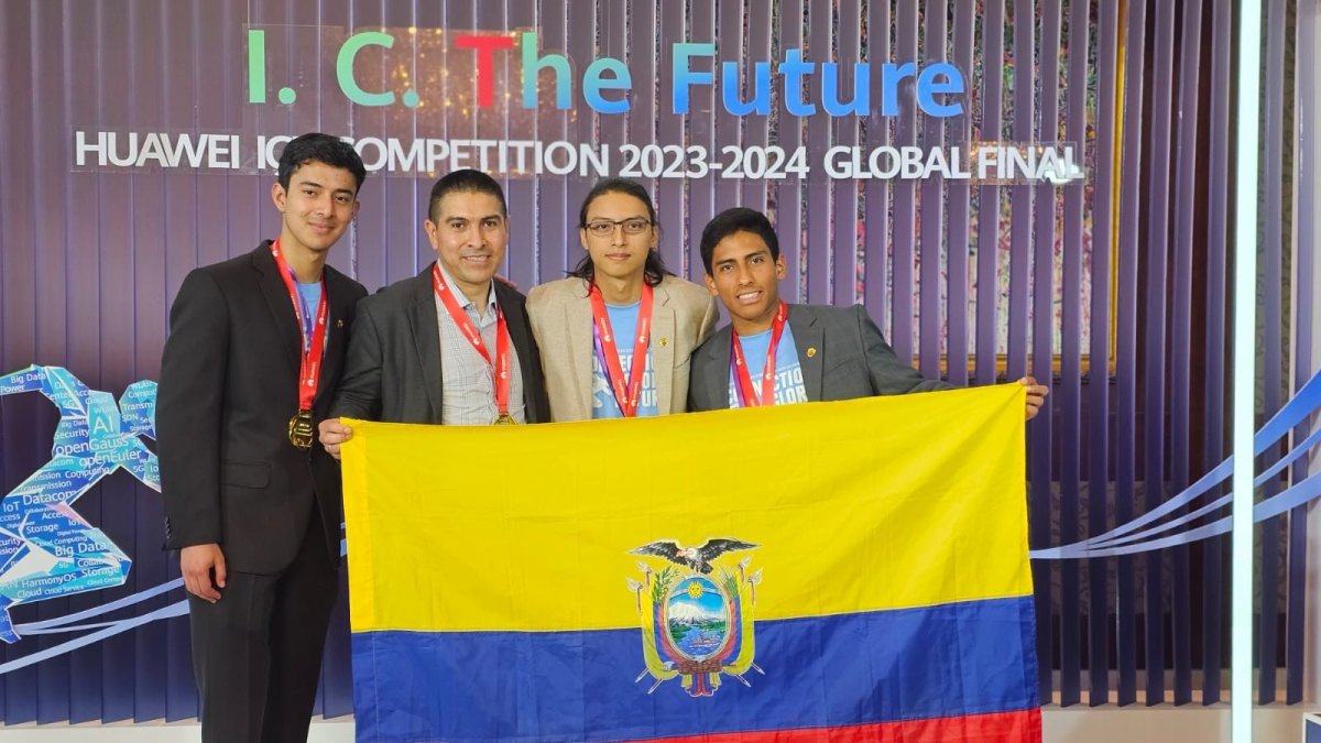 a delegación de la UDLA que participó en representación de Ecuador y América Latina en la Huawei ICT Competition 2023-2024