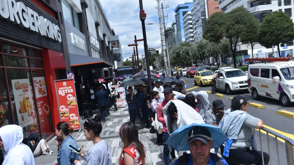 Los fanáticos se apostaron en los exteriores del CCI, en la av. Amazonas para comprar las entradas al concierto de Aventura en Ecuador.