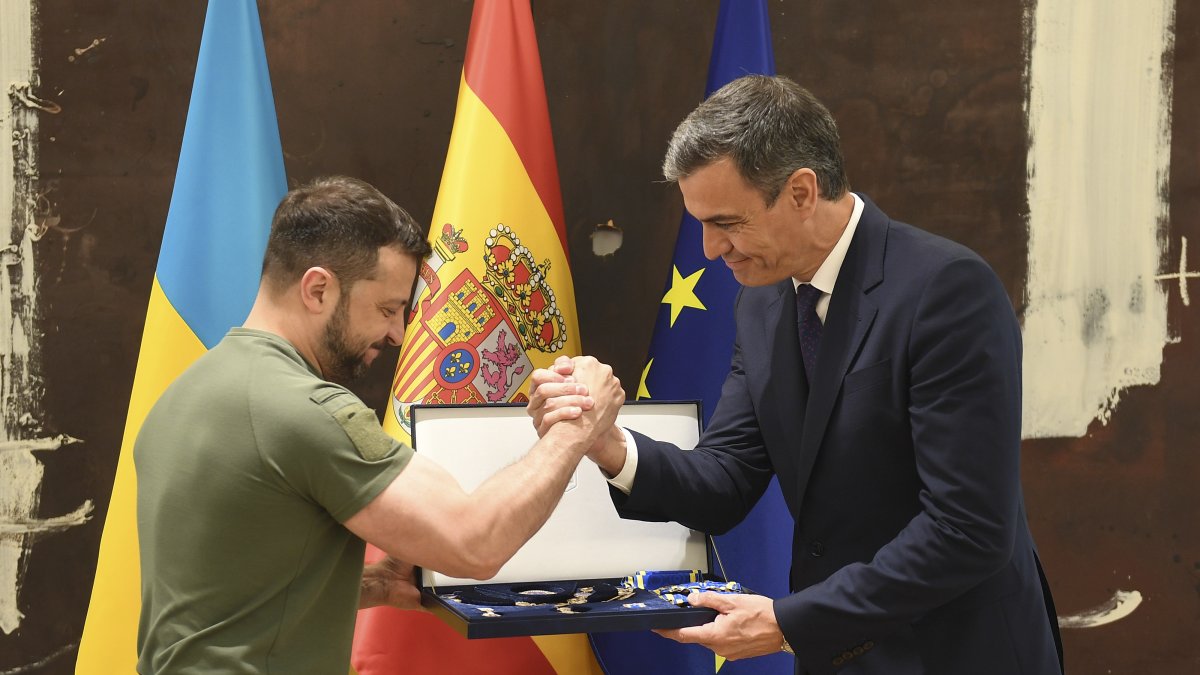 Pedro Sánchez y Volodímir Zelenski​, durante el encuentro en el palacio de La Moncloa en Madrid