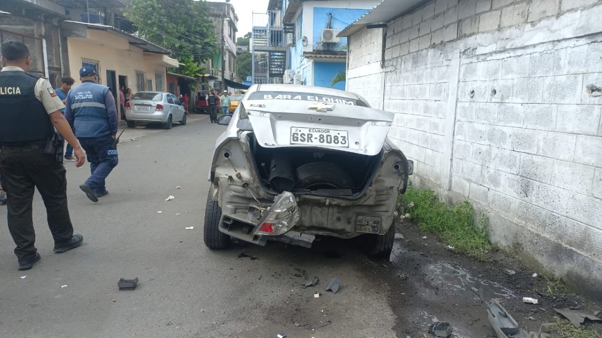 Un carro explotó en las cercanías del Municipio de Durán, la tarde de este lunes 27 de mayo.