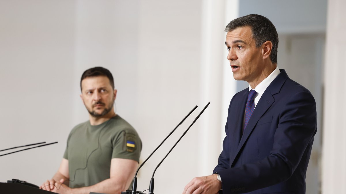 Pedro Sánchez y Volodimir Zelenski, se dirigen a una conferencia de prensa conjunta.