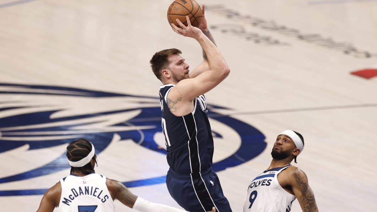 Doncic (c) firmó 33 puntos en la victoria decisiva para los Mavericks.