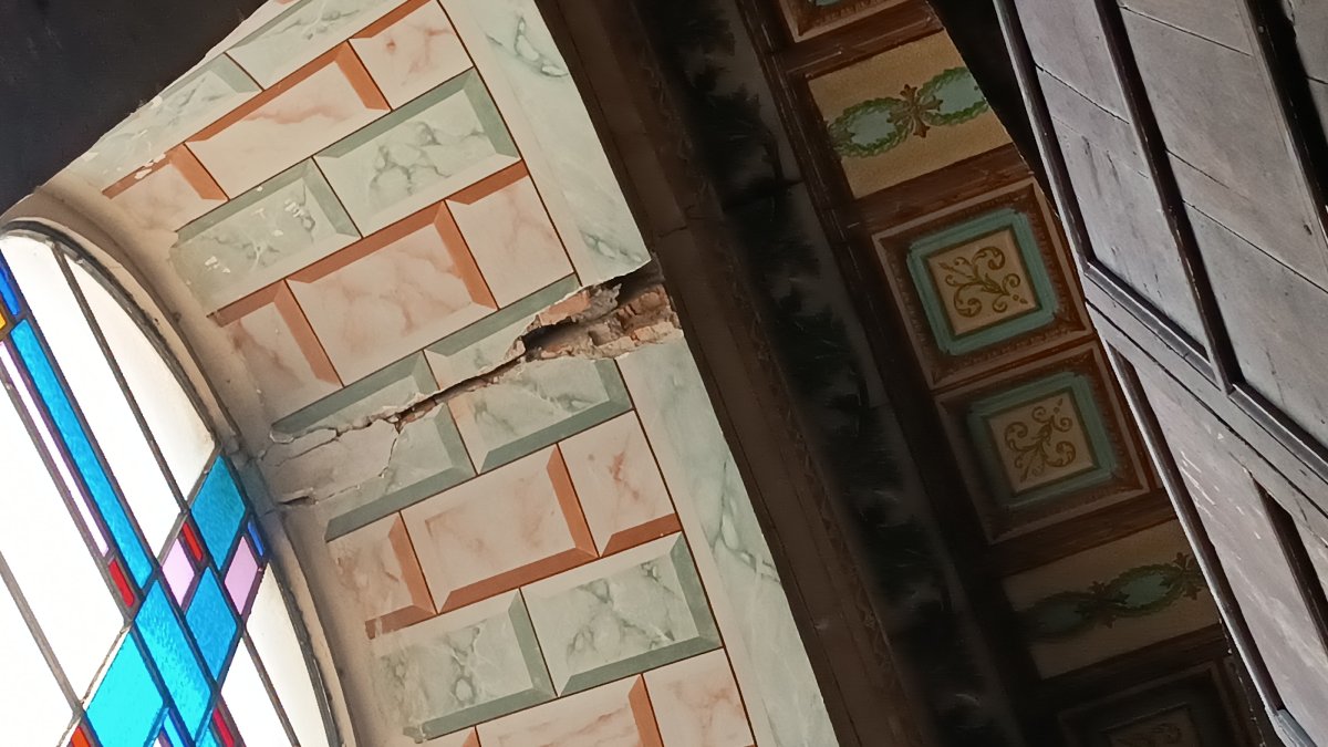 Las grietas que tienen las torres de la iglesia de Santo Domingo superan los 20 centímetros de ancho.