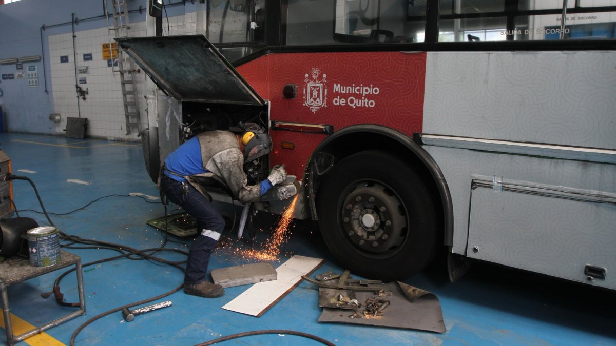Alrededor de 20 unidades reciben mantenimiento preventivo a diario en los talleres de la Empresa de Pasajeros.