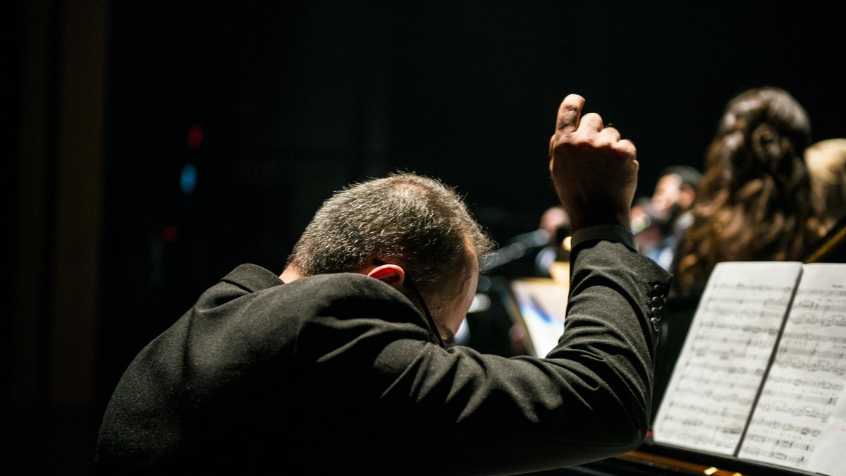 Bajo la batuta de Iñigo Pirfano y la participación del actor Santiago Carpio como narrador, se prepara la obra musical para los niños.