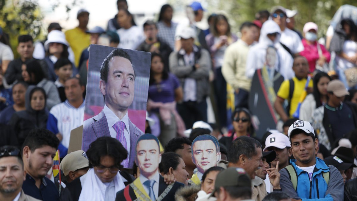 Simpatizantes de Daniel Noboa en el día del informe a la nación