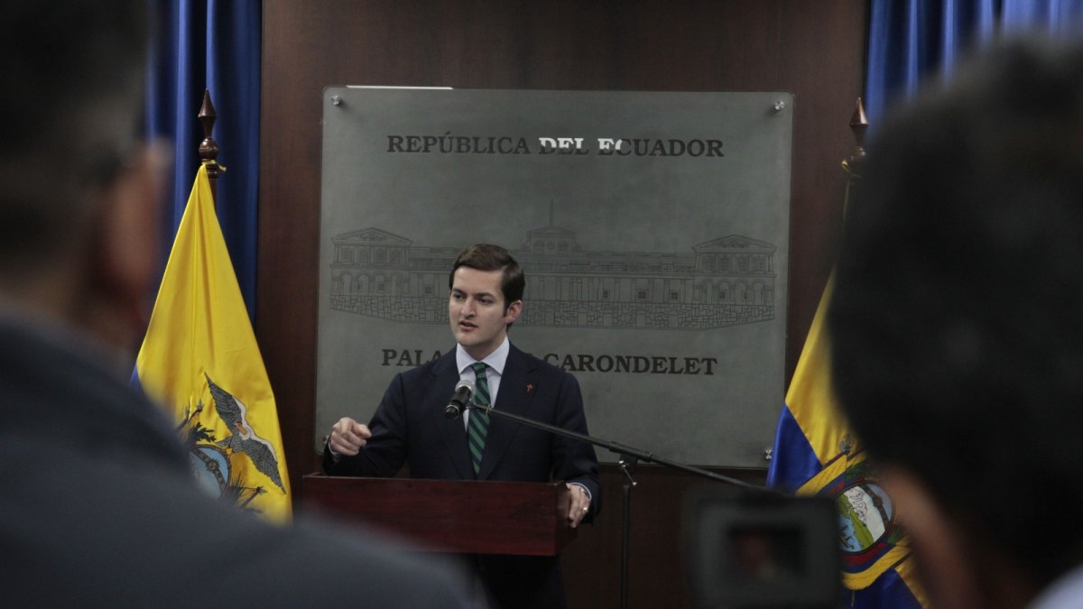 El viceministro de Gobierno, Esteban Torres, mencionó que se analizan las vías legales para evitar que Abad ocupe la Presidencia.