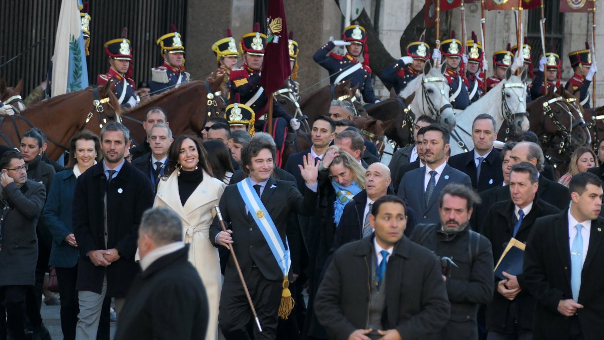 El presidente de Argentina, Javier Milei (c), saluda a su llegada este sábado 25 de mayo de 2024, a la Catedral de Buenos Aires (Argentina).