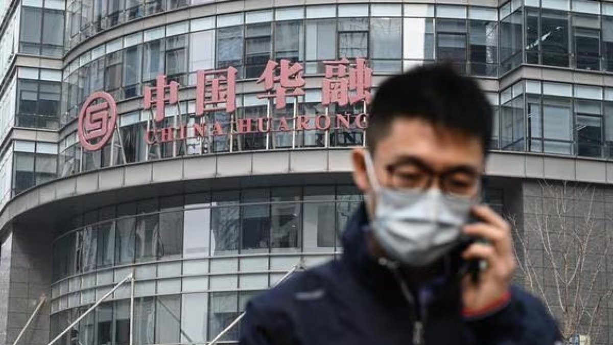 Un hombre pasa por el edificio Huarong Asset Management en el distrito financiero de Beijingm China