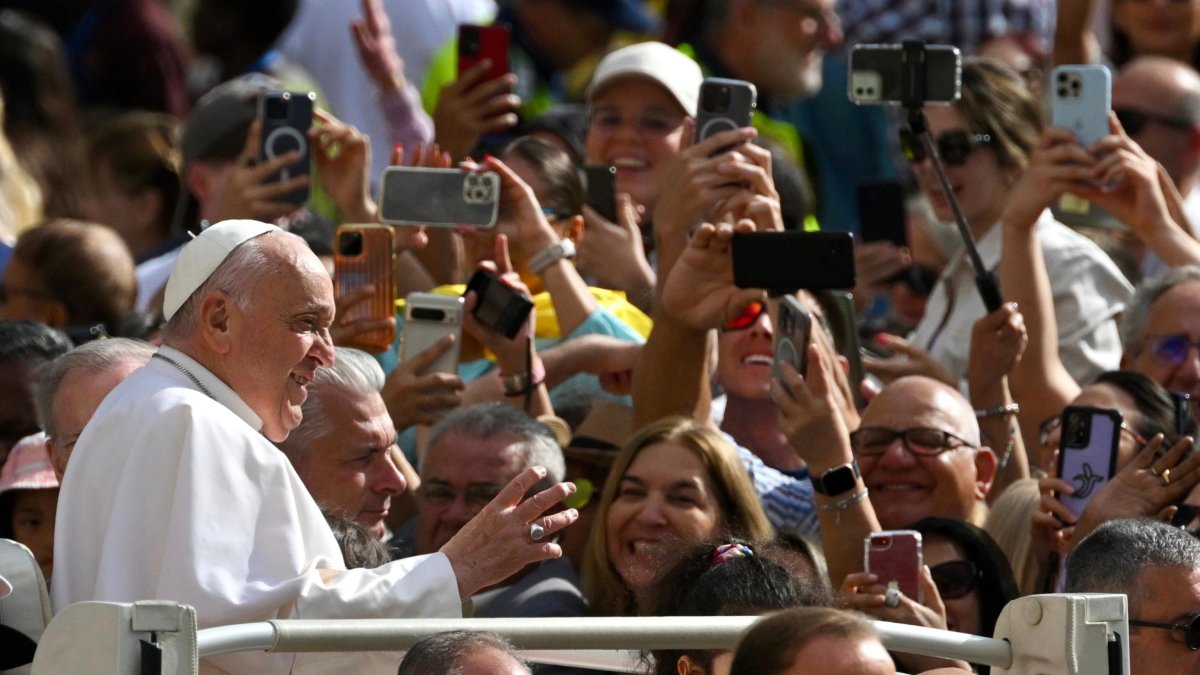 El Papa Francisco saluda a los fieles durante su audiencia general semanal en la Plaza de San Pedro