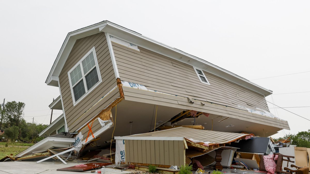 Vista general de una casa inclinada de lado después de ser golpeada por un tornado en Temple, Texas, EE.UU., el 23 de mayo de 2024.