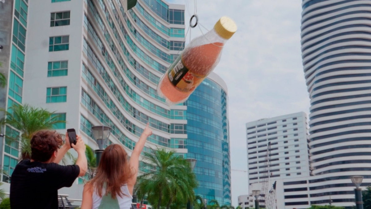 El lanzamiento de la nueva bebida en Guayaquil estuvo marcado por la llegada de un dirigible de Güitig Sabores desde el Cotopaxi