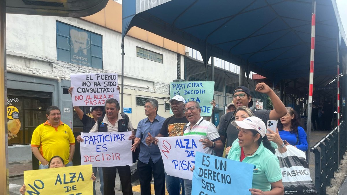 Ciudadanos exigen que no se efectúe el alza del pasaje.