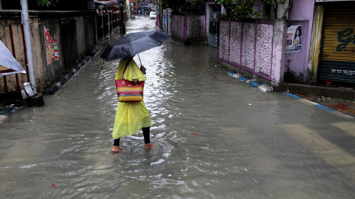 Una mujer cruza por un sector de Nueva Delhi completamente inundada.