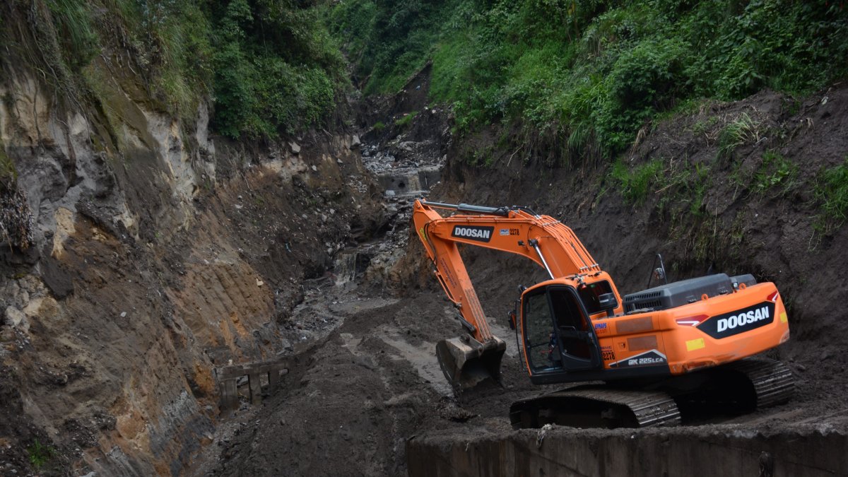 La maquinaria logró ingresar al ducto de la quebrada El Tejado para limpiar los escombros que amenazaban con desbordar la estructura.