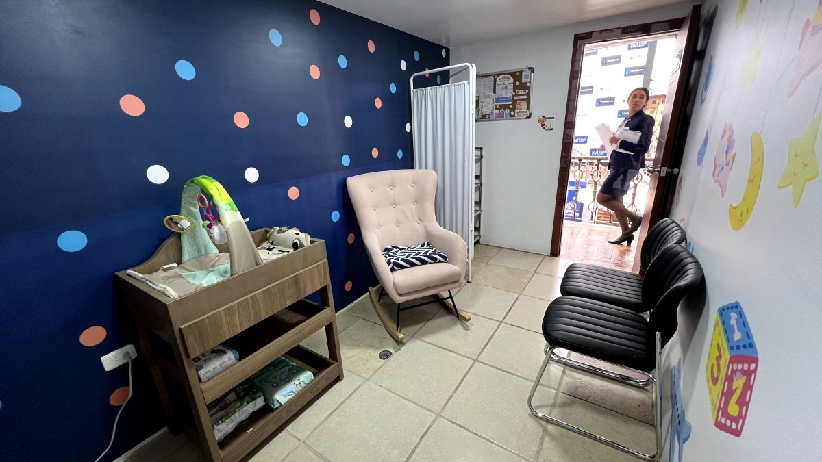 En la pequeña sala se han instalado una silla mecedora, juguetes e incluso un espacio para cambiar los pañales. Esta abierto todos los días en horario laborable.