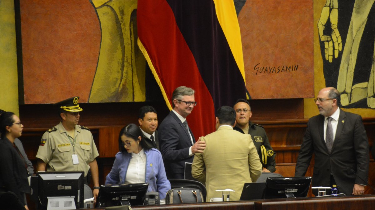Juan Carlos Vega (izquierda), ministro de Economía y Finanzas, en su comparecencia en la Asamblea Nacional.