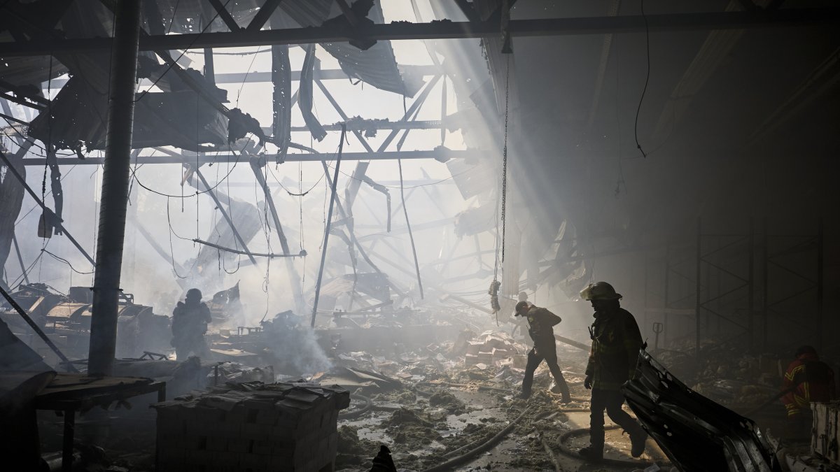 Rescatistas ucranianos trabajan en el lugar de un bombardeo contra una imprenta en Járkov, Ucrania, el 23 de mayo.