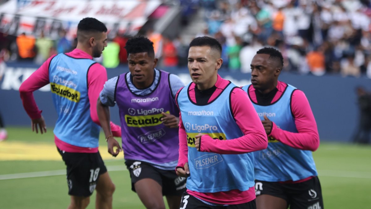 Alexander Bolaños (i) ya no entrena con el plantel principal de los rayados.