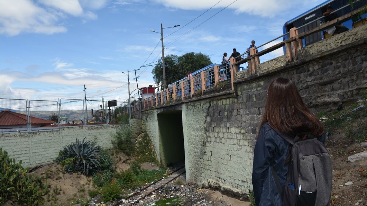La ciudadana Trinidad Supe observa los rieles por donde antes circulaban los trenes, que actualmente se encuentran llenos de basura y maleza.