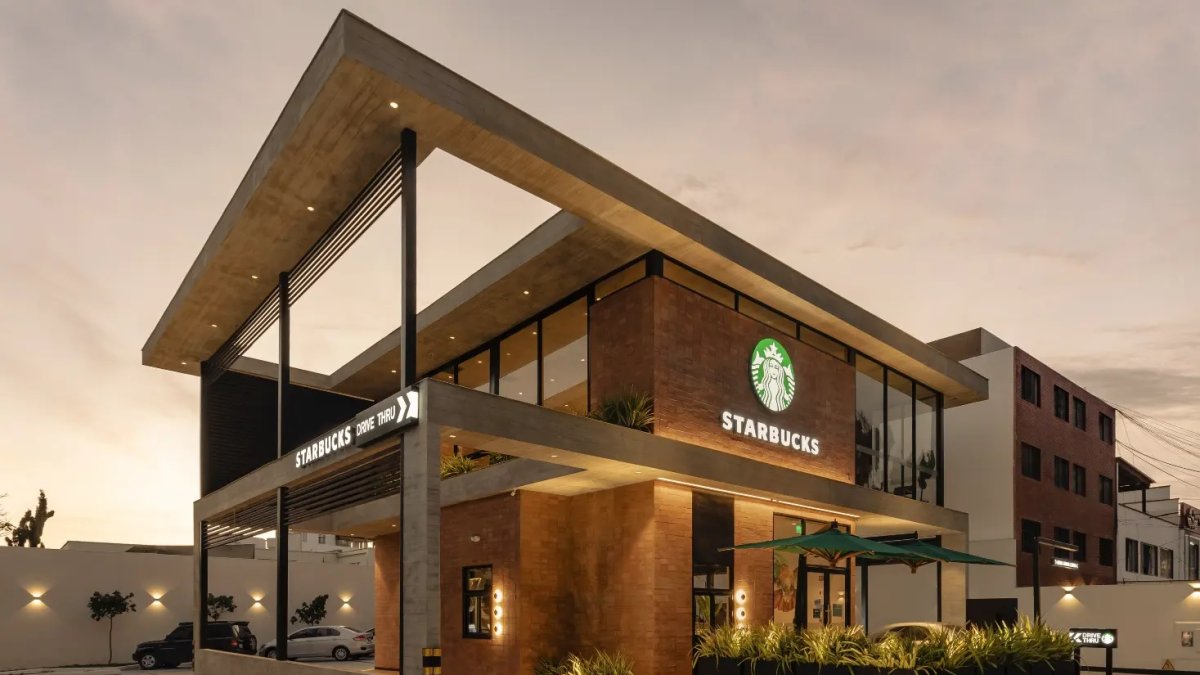 Un local de Starbucks en Perú. La cadena de cafeterías anunció su llegada a Ecuador a fines de abril de 2024.