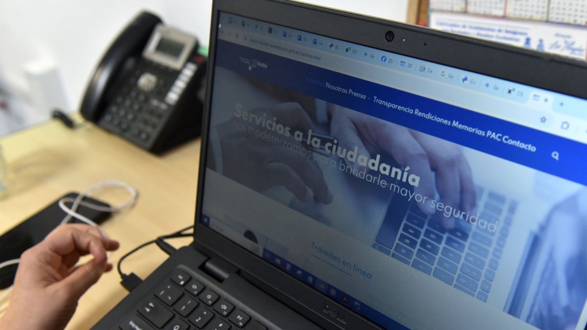 Los trámites para el certificado de gravamen se lo realiza desde la página web