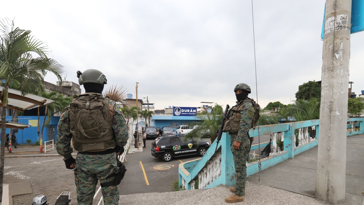 Personal de la Policía llegó hasta el Municipio de Durán para recabar evidencias tras los ataques registrados. Los militares permanecen en el sitio desde el pasado 27 de mayo.