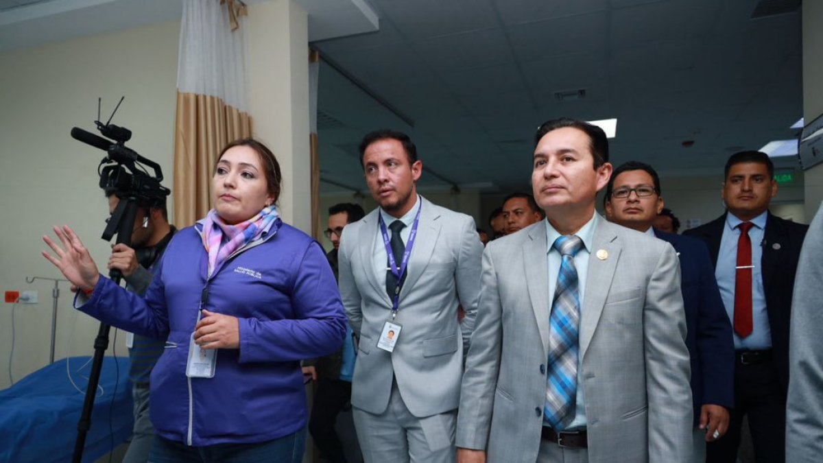 El ministro de Salud Pública, Franklin Encalada, en un recorrido por un hospital.