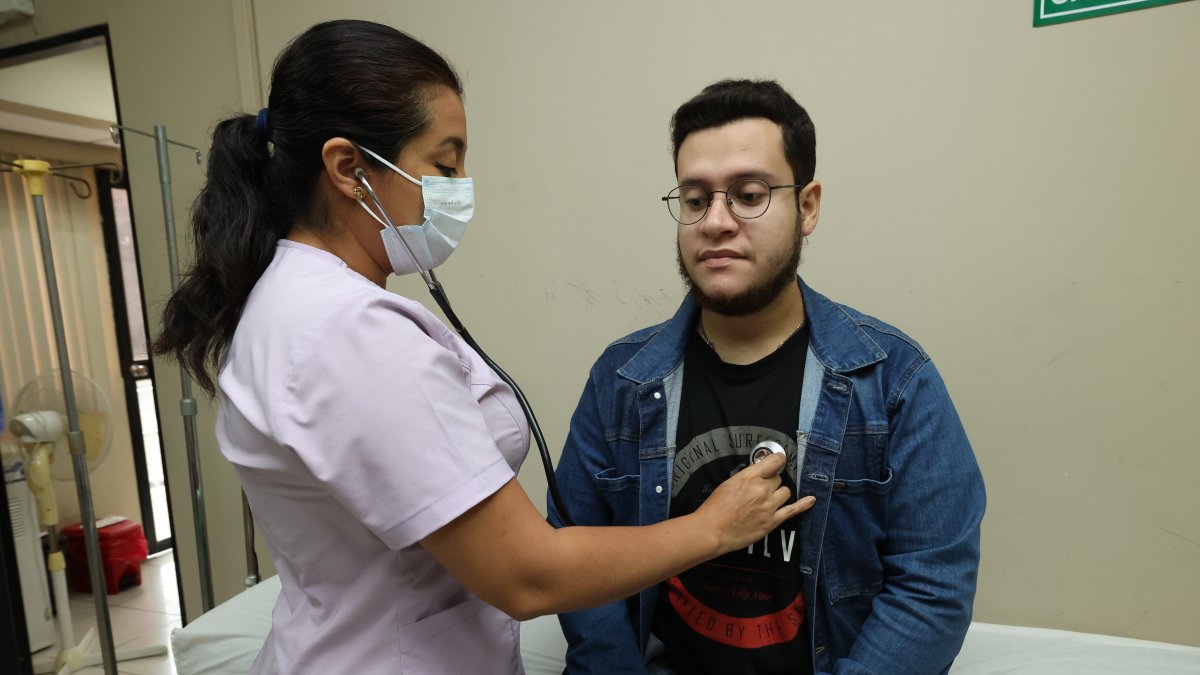 Referencial. Una enfermera ausculta a un paciente en un consultorio médico particular.