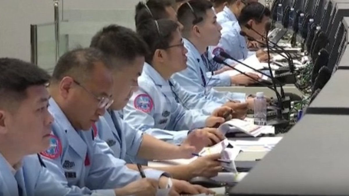 Astronautas chinos realizan la caminata espacial más larga.