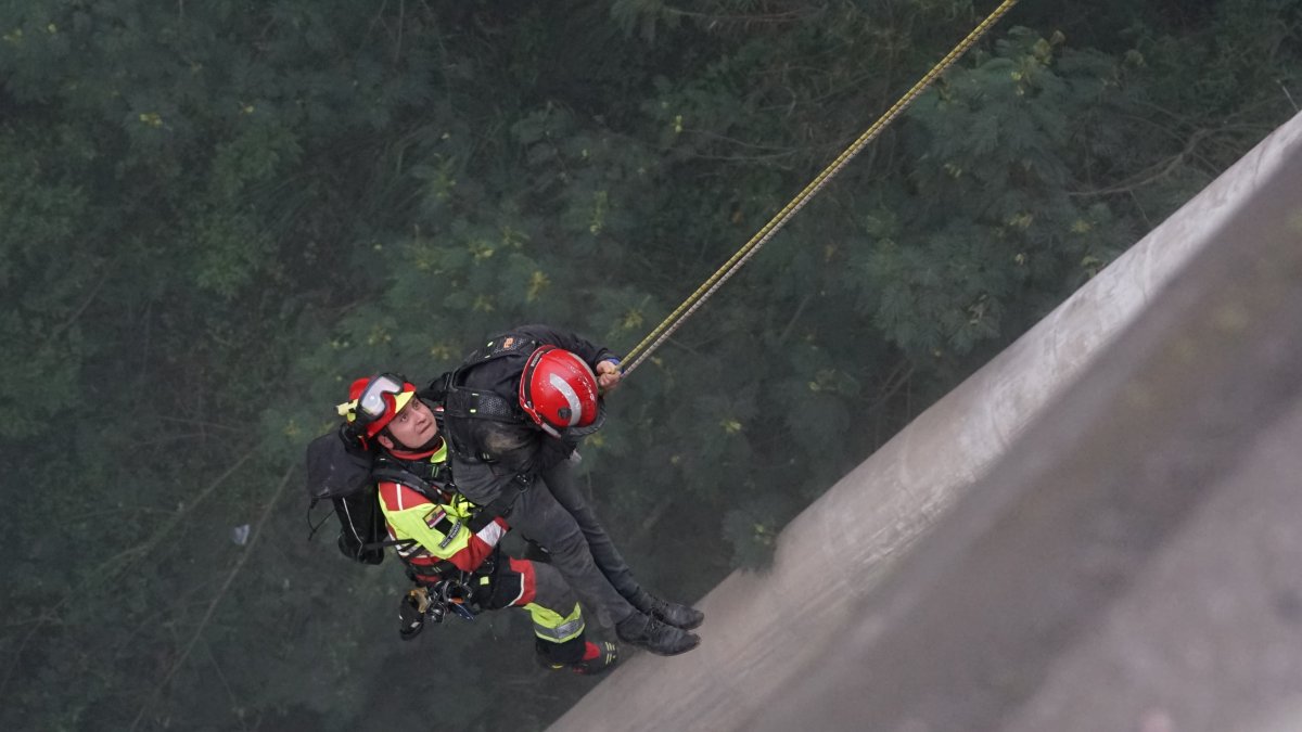 El joven que se lanzó del puente no tenía lesiones que lo comprometieran.