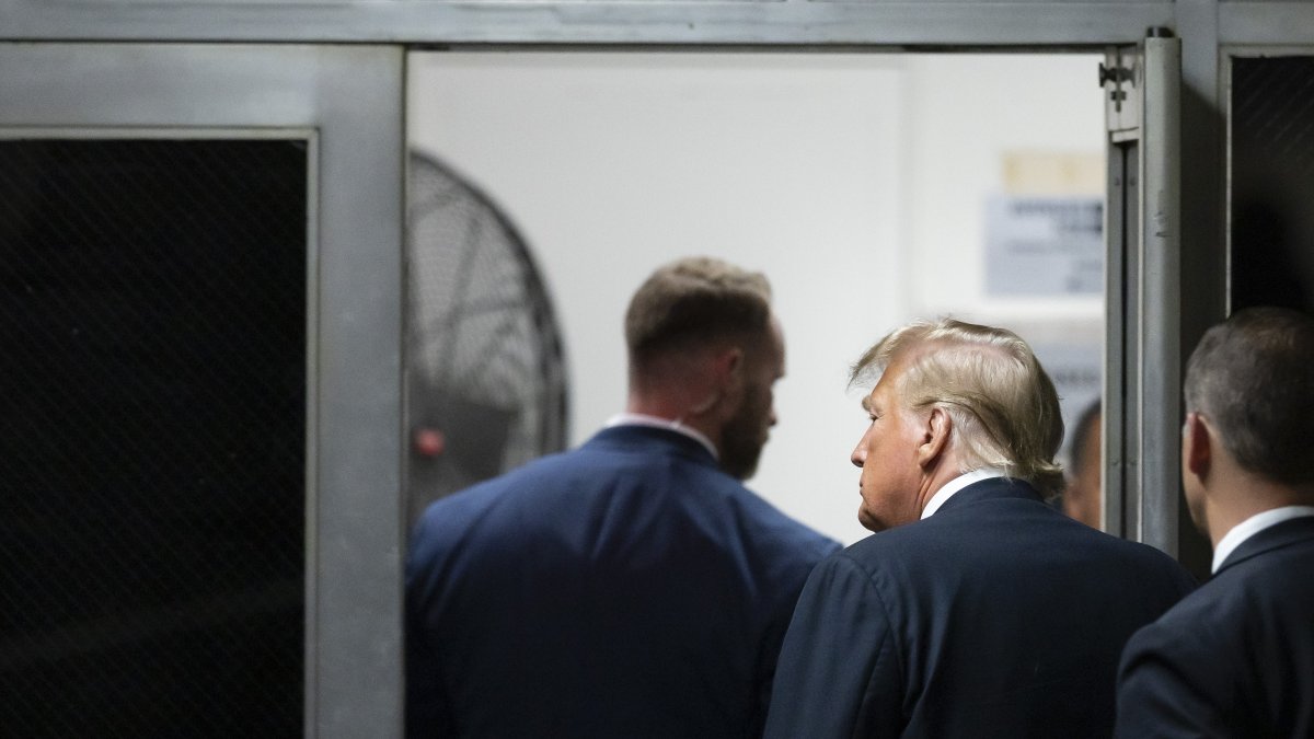 El expresidente Donald Trump abandona la sala del tribunal durante una pausa en su juicio penal en la Corte Suprema del Estado de Nueva York, el 28 de mayo de 2024.