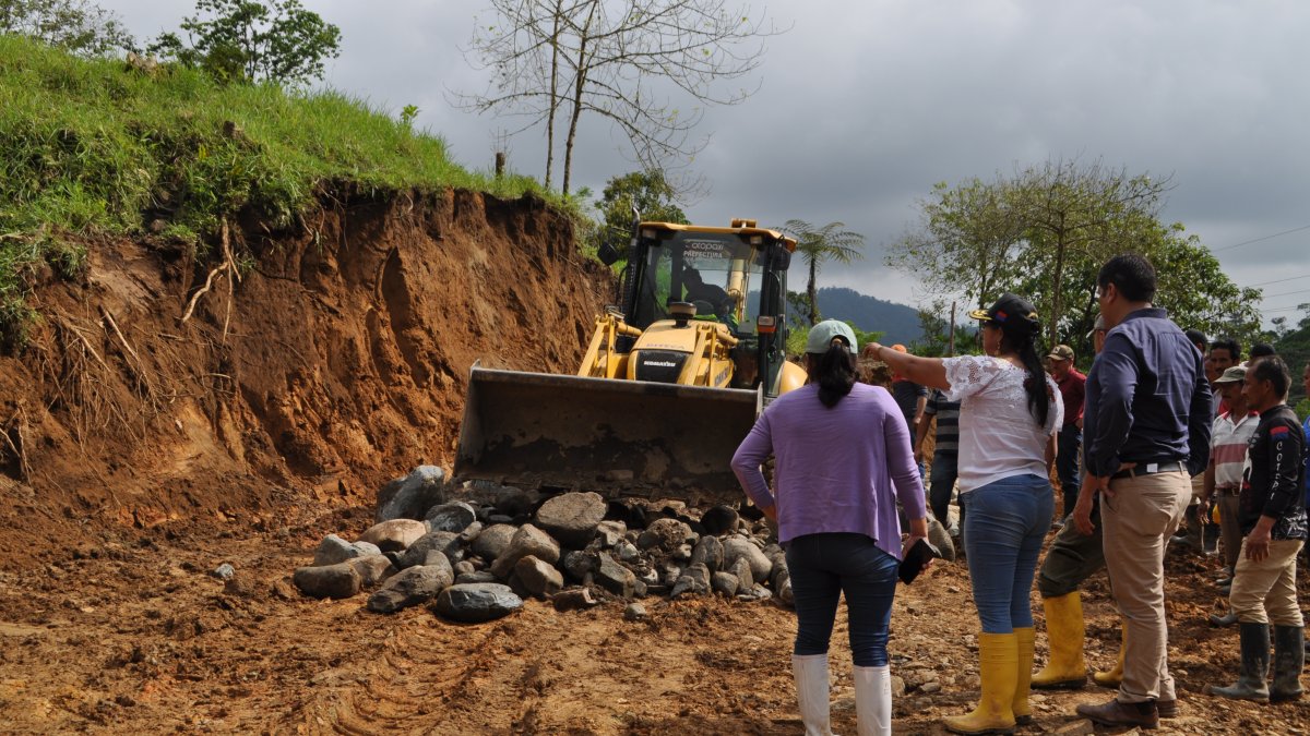 La prefecta Lourdes Tibán realiza una supervisión en el territorio del trabajo que se desarrolla.