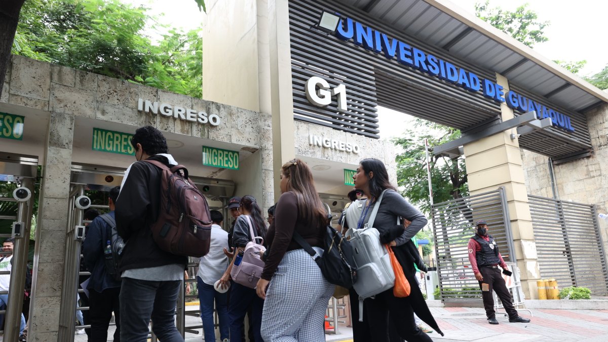 Los ciudadanos buscan resguardarse del frío de las mañanas.