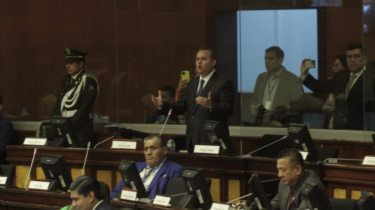 Carlos Vera Mora expone en el Pleno las pruebas para solicitar la censura del exministro del Interior, Juan Zapata.