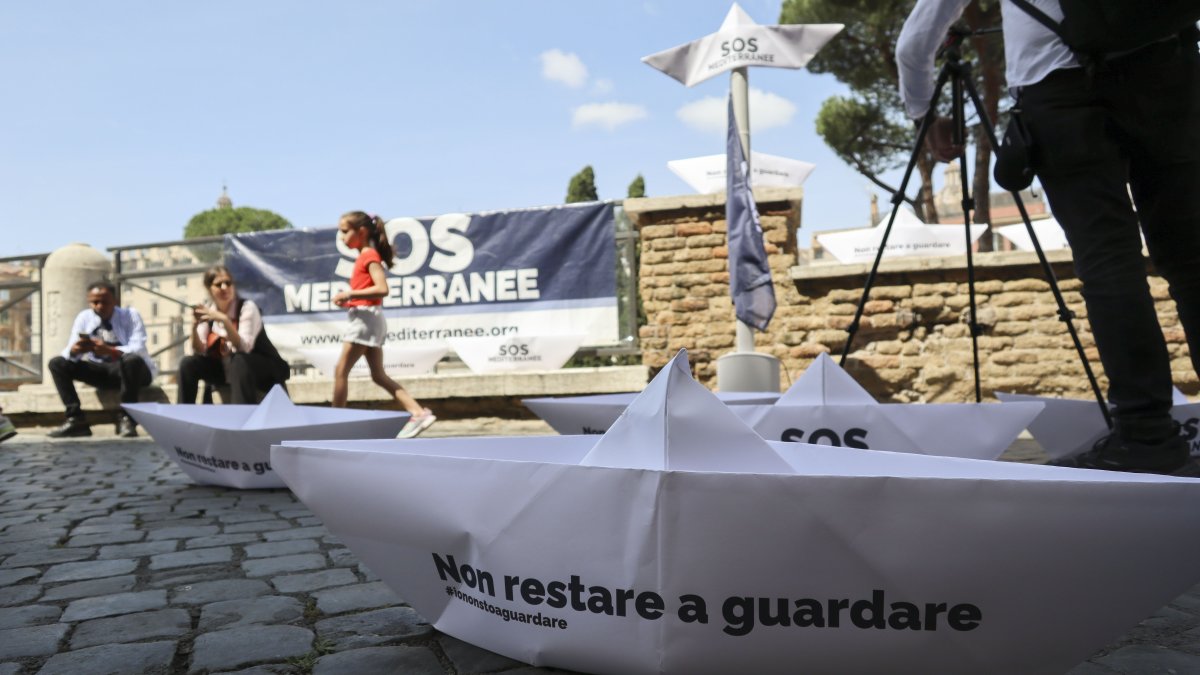La organización humanitaria SOS Mediterranée, que rescata migrantes en el Mediterráneo central, llenó este miércoles varias fuentes y lugares emblemáticos de Roma de barcos de papel.