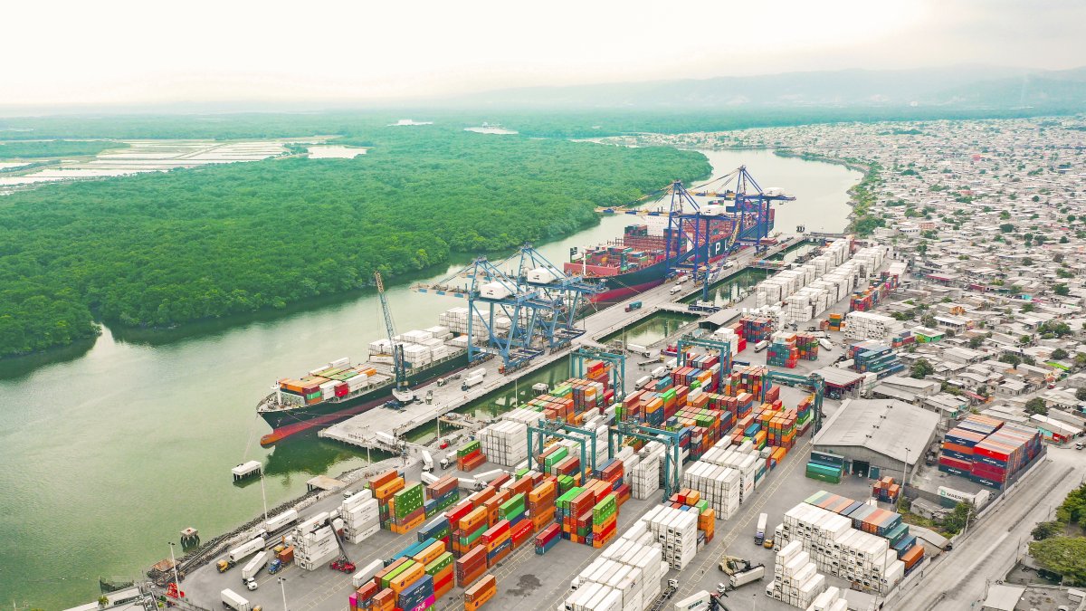 Comercio.- Las actividades de exportación e importación en el puerto de Guayaquil.