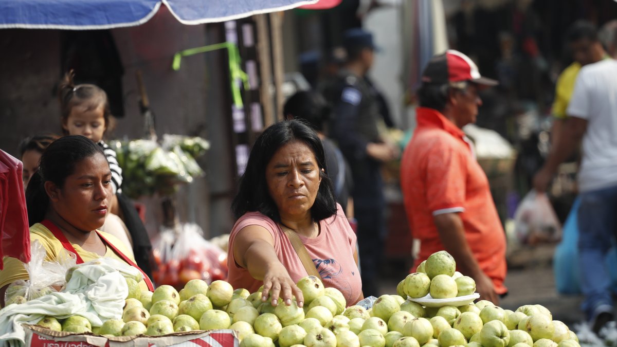 Una vendedora ambulante de frutas ofrece sus productos este miércoles en el centro de San Salvador.