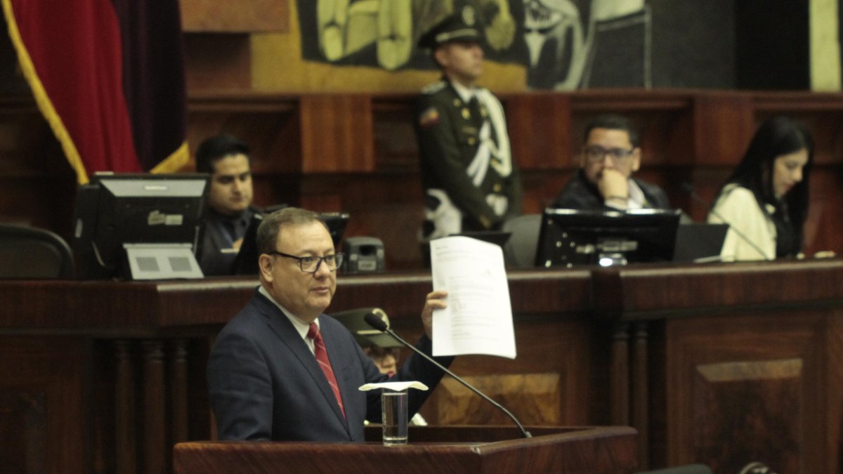 Exministro rechazó el proceso de juicio político en su contra. La sesión del Pleno se suspendió antes del debate y resolución del juicio.