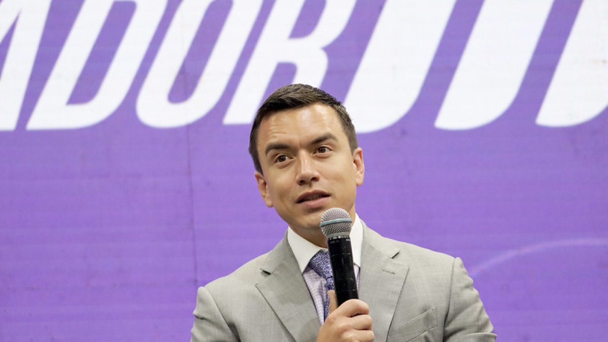 Daniel Noboa comparó las complicaciones de los jóvenes para hallar trabajo con los cuestionamientos para ser candidato.